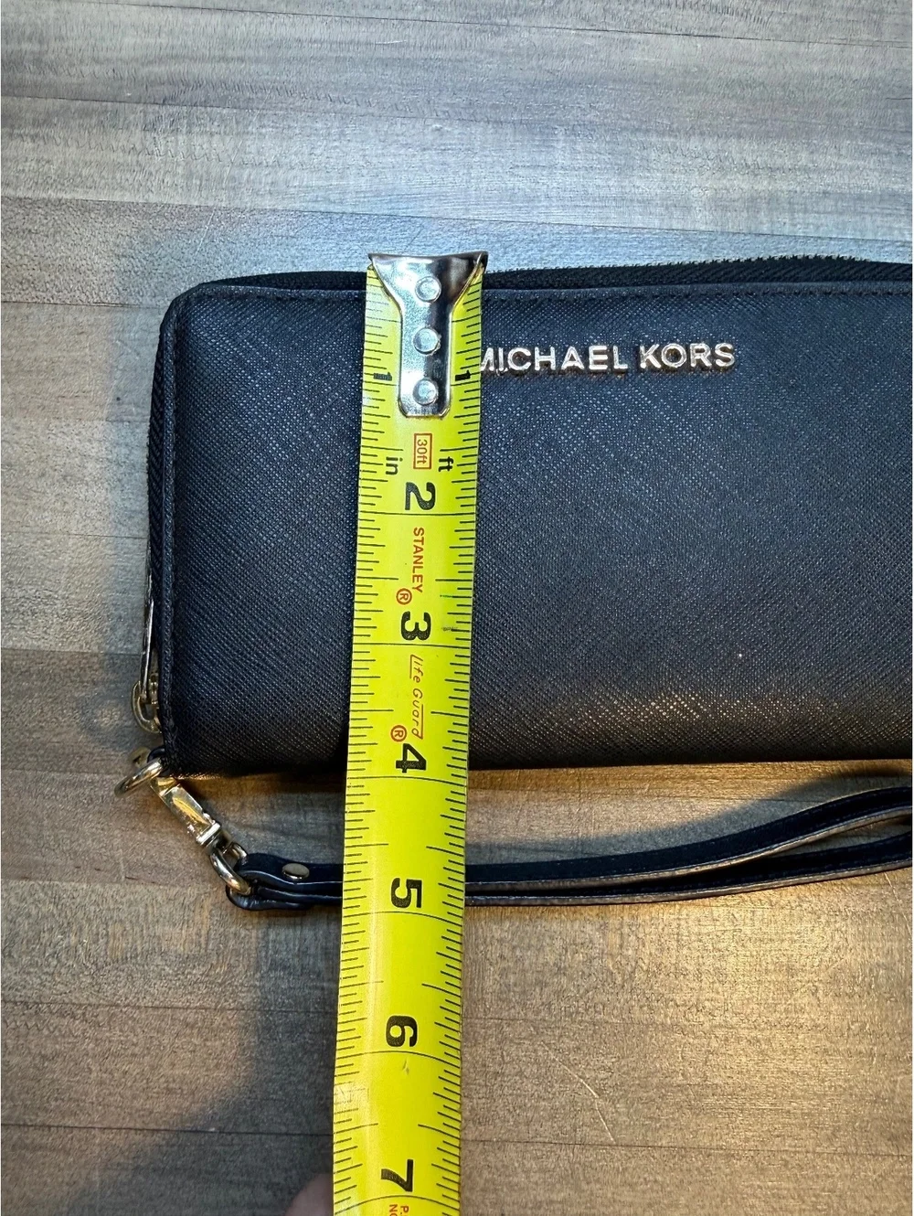 Michael Kors Black Saffiano Leather Zip Around Wallet Wristlet (Cp2/hbp)